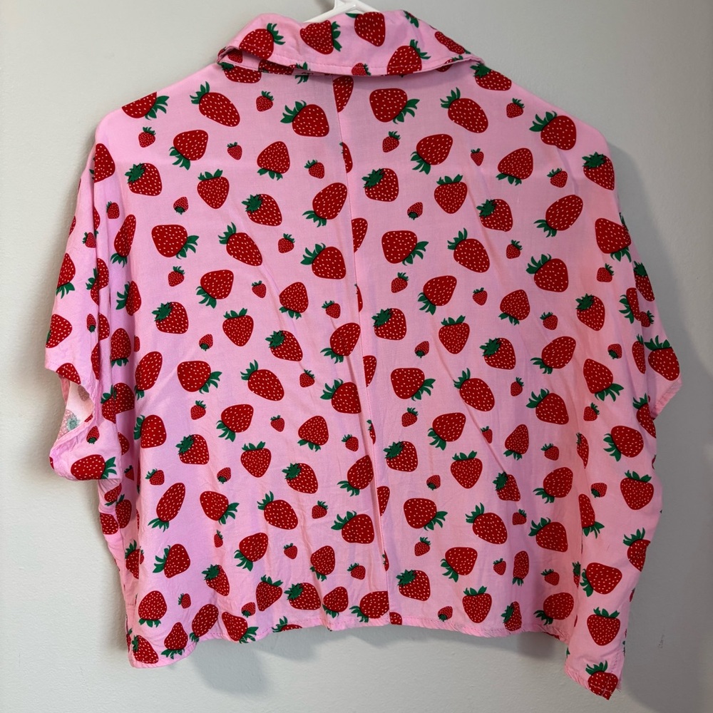Hot Topic Pink Strawberry Boxy Fit Woven Button-Up - Picture 4 of 4